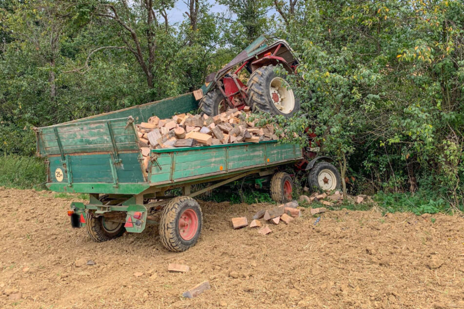 Der Traktor überrollte den Mann, der gerade mit Holzarbeiten beschäftigt war.