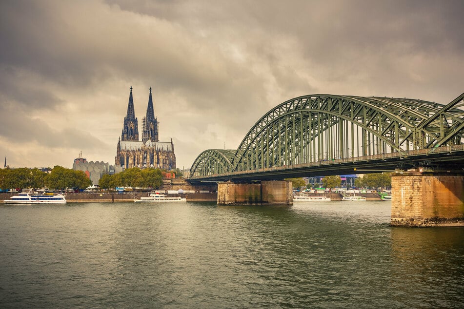 Auch in Köln müssen sich die Menschen auf kurze Gewitter bei Temperaturen zwischen 22 und 24 Grad einstellen. (Symbolbild)