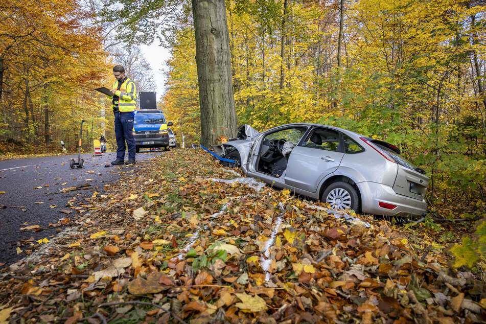 Ein 80-Jähriger kollidierte am Montagmorgen nahe Bad Gottleuba mit einem Baum.