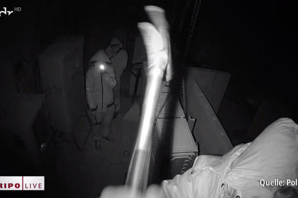 Die Jugendlichen zerstörten die Kamera mit einem Hammer.