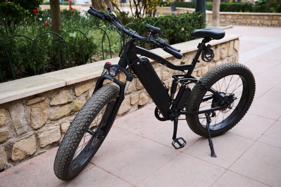 Unter anderem wurde auch ein E-Bike im Wert von rund 3500 Euro geklaut. (Symbolbild)