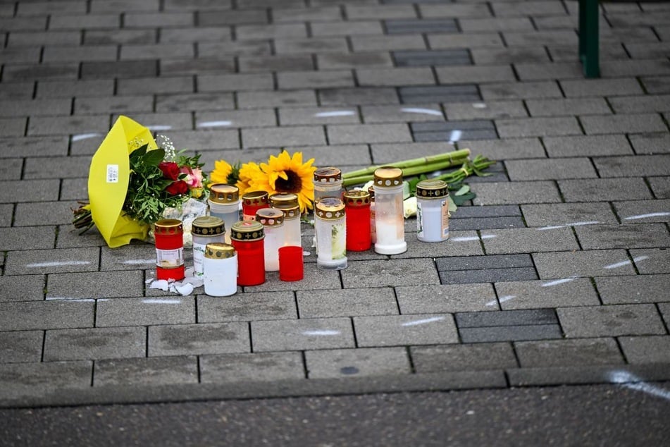 Am Tatort, einem Supermarktparkplatz, wurden Blumen und Kerzen niedergelegt.