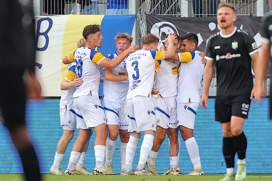 Freude bei Carl Zeiss Jena nach dem 1:0 und Frust bei den Himmelblauen.