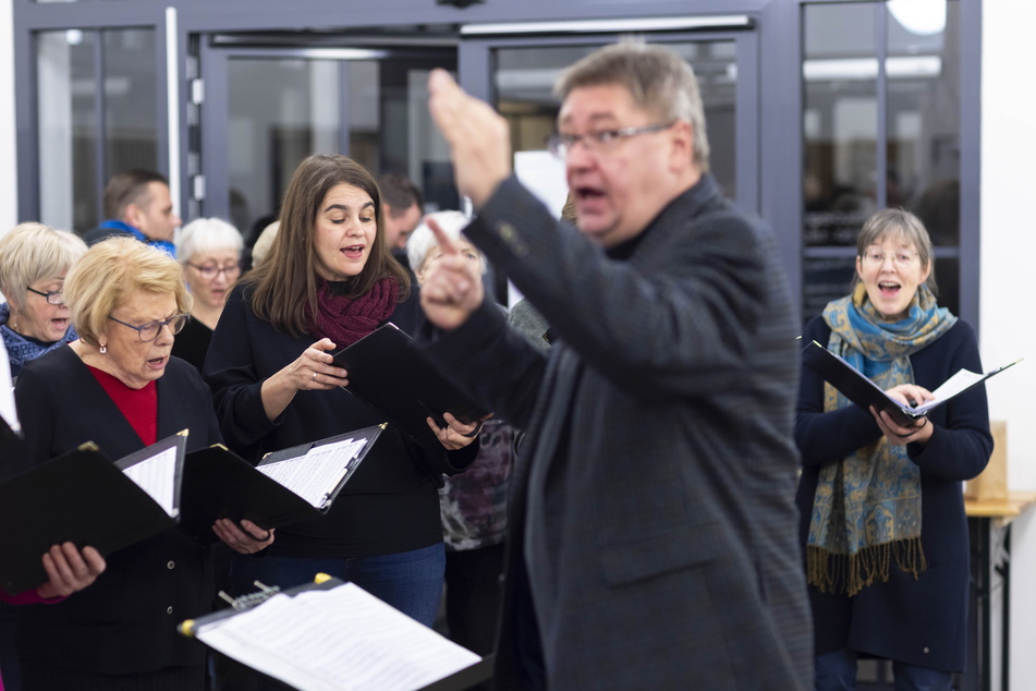 30 Sängerinnen und Sänger vom Kammerchor des Neuen Chores Dresden, unter der Leitung von Axel Langmann, sorgten für weihnachtliche Stimmung im Obdachlosenheim.