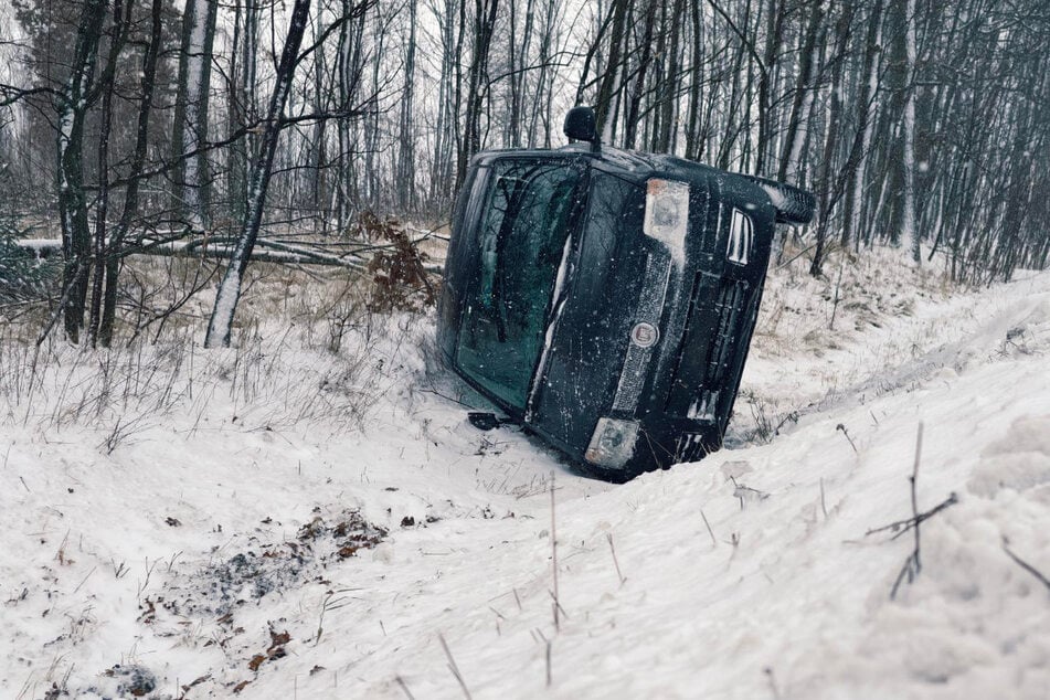 An der Landstraße zwischen Frankenberg und Langenstriegis kam ein Auto von der Fahrbahn ab und blieb auf der Seite im Wald liegen.