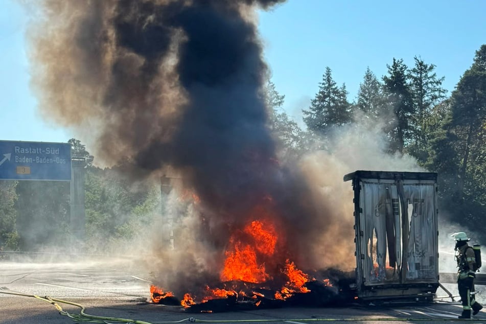 Der brennende Lkw bei Rastatt legt den Verkehr auf der A5 lahm.