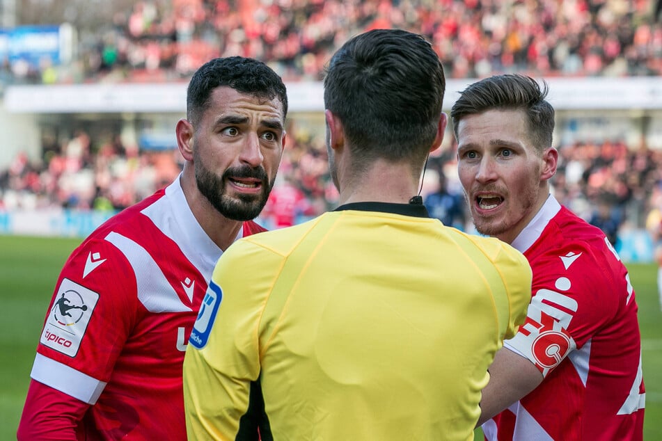 Tolcay Cigerci (31, l.) und Axel Borgmann (31, r.) hätten den Cottbuser Treffer zum 2:1 sicherlich gerne überprüfen lassen.