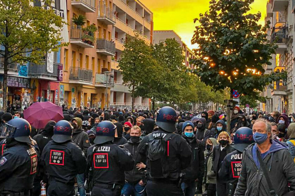 Zahlreiche Demonstranten versammeln sich vor dem Haus.