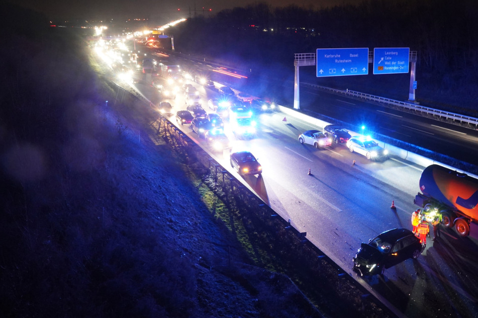 Nach dem Unfall staute sich der Verkehr.