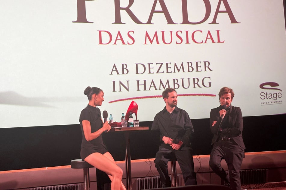 Rebecca Mir (l.) im Gespräch mit Produzent Moritz Scherberich und der künstlerischen Leiterin Simone Linhof.