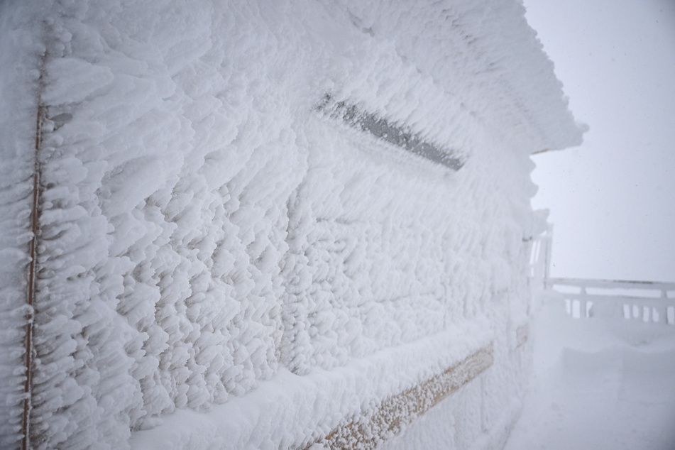 Die Wetterbedingungen lassen derzeit keinen Skibetrieb auf der Zugspitze zu.