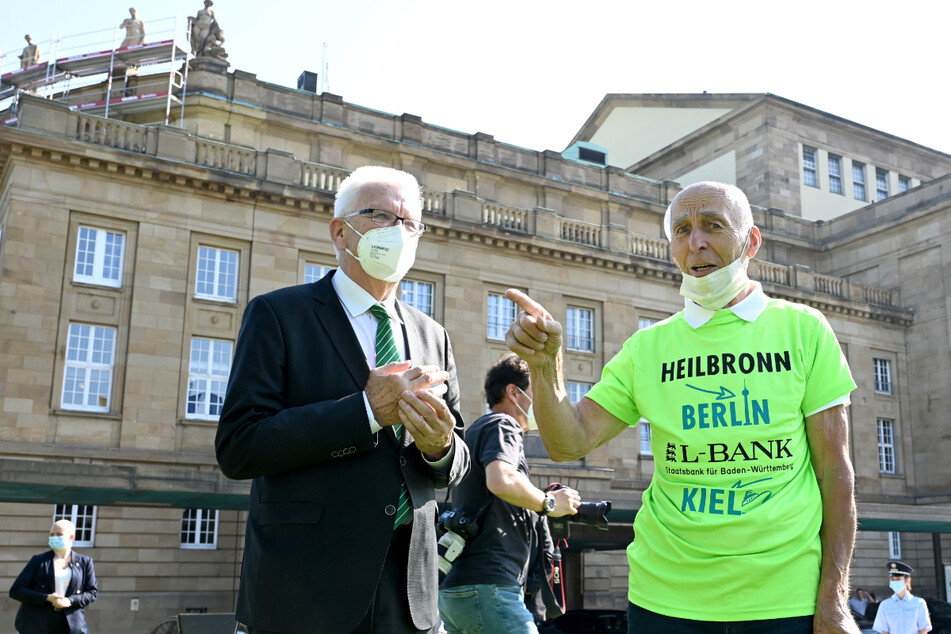 Winfried Kretschmann (73, Grüne, l.), Ministerpräsident von Baden-Württemberg, spricht mit dem Initiator des "Rollenden Klassenzimmers" Ortwin Czarnowski (81). Mit der Rad-Etappenfahrt einer Schülergruppe von Heilbronn über Berlin nach Kiel soll auf die Notwendigkeit des Klimaschutzes und den Zustand der Wälder und hingewiesen werden.