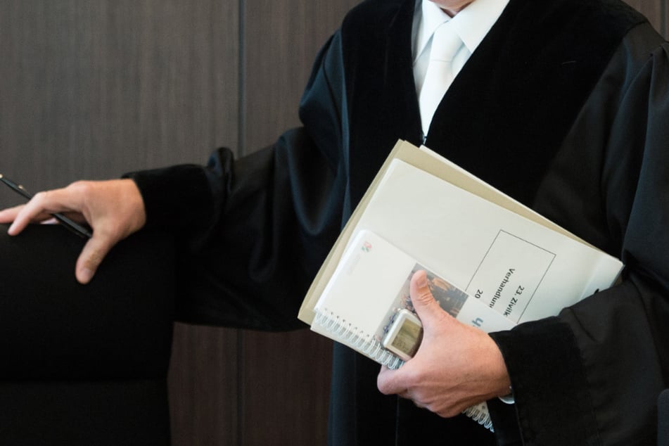 Vor Gericht gestand der Angeklagte (24), das Opfer angefahren zu haben. (Symbolfoto)