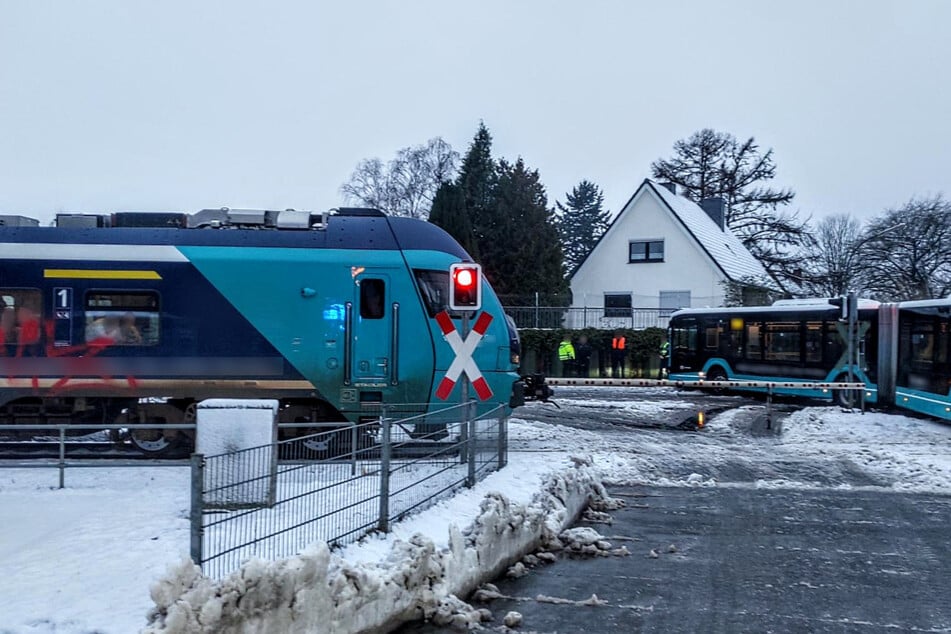 Der Zusammenprall zwischen Zug und Bus konnte zum Glück verhindert werden.