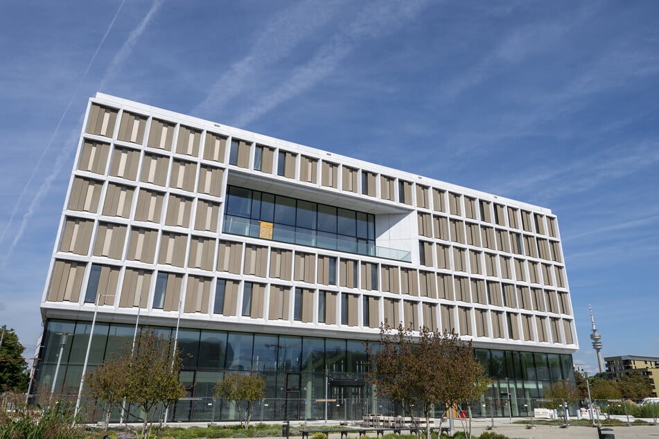 Zehn Jahre Bauzeit, Millionenkosten - und eine zu kleine Einfahrt in die Tiefgarage: Das neue Münchner Strafjustizzentrum wird endlich eingeweiht.