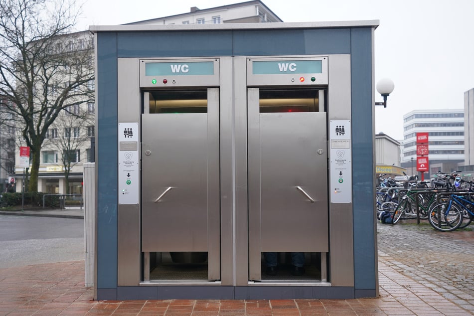 Als Alternativstandort für die neue öffentliche oberirdische Toilette wird der Gerhart-Hauptmann-Platz vorgeschlagen (Symbolbild).