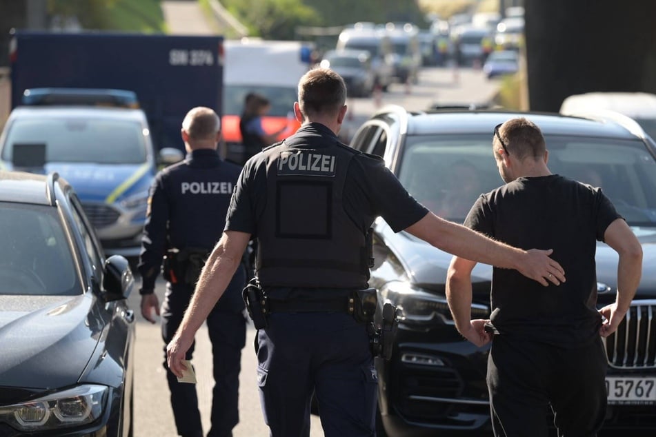 Die Polizei kontrolliert Autofahrer stichprobenartig.