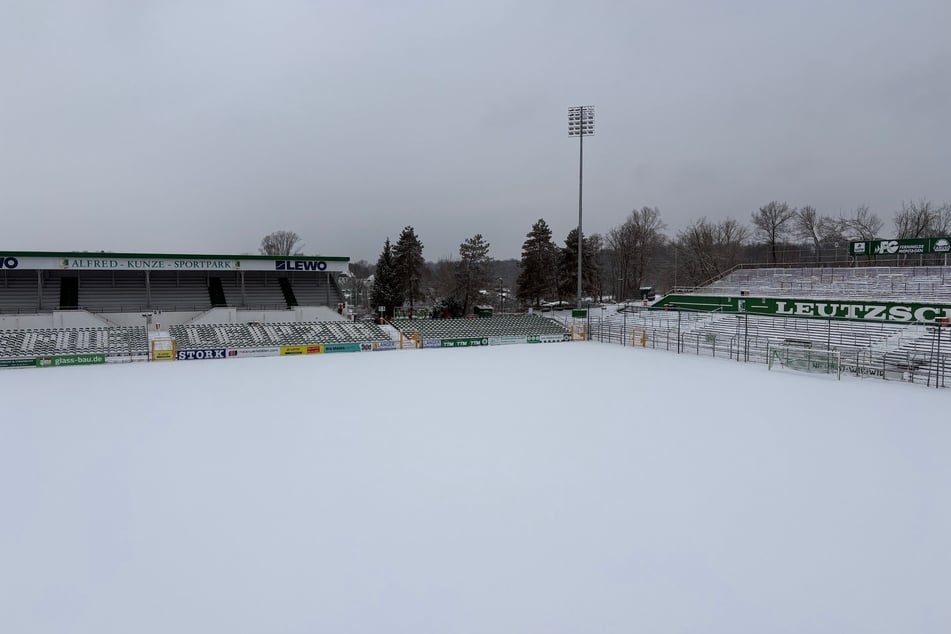 Schneebedeckt: Der Platz im Alfred-Kunze-Sportpark kann derzeit nicht bespielt werden.