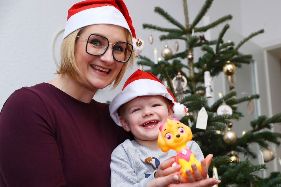 Sie können endlich wieder gemeinsam lachen und Weihnachten feiern: Anja Brumlich und Sohnemann Tom.