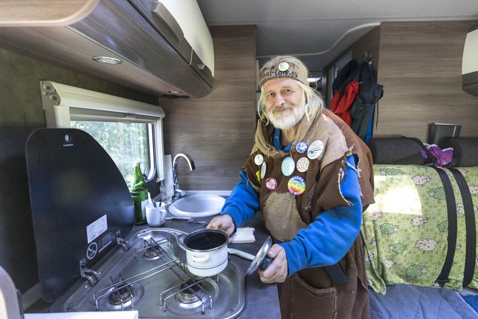 Früher leckte er Regentropfen von Blättern, heute macht Jürgen Wagner sein Käffchen im Wohnmobil.