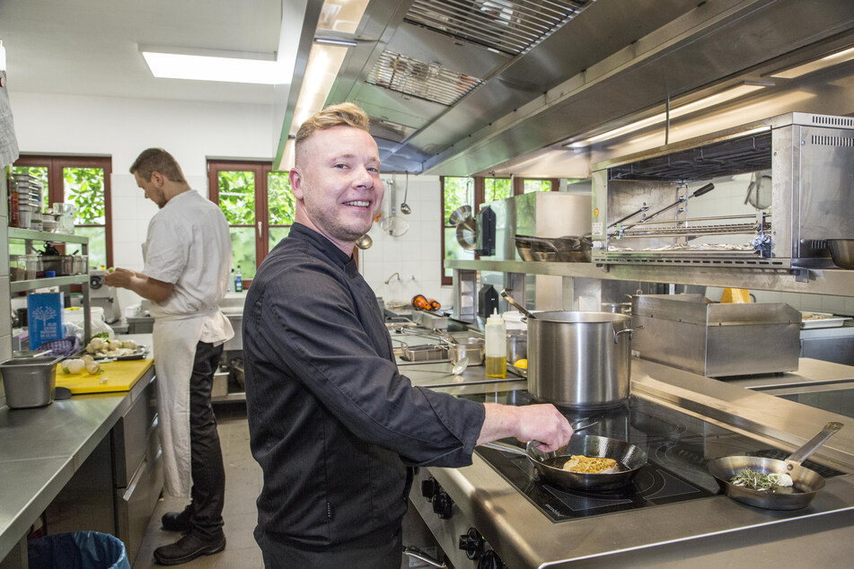 Chefkoch Tobias Ihle (37) in seinem neuen Küchenreich im "Restaurant Elbegarten".