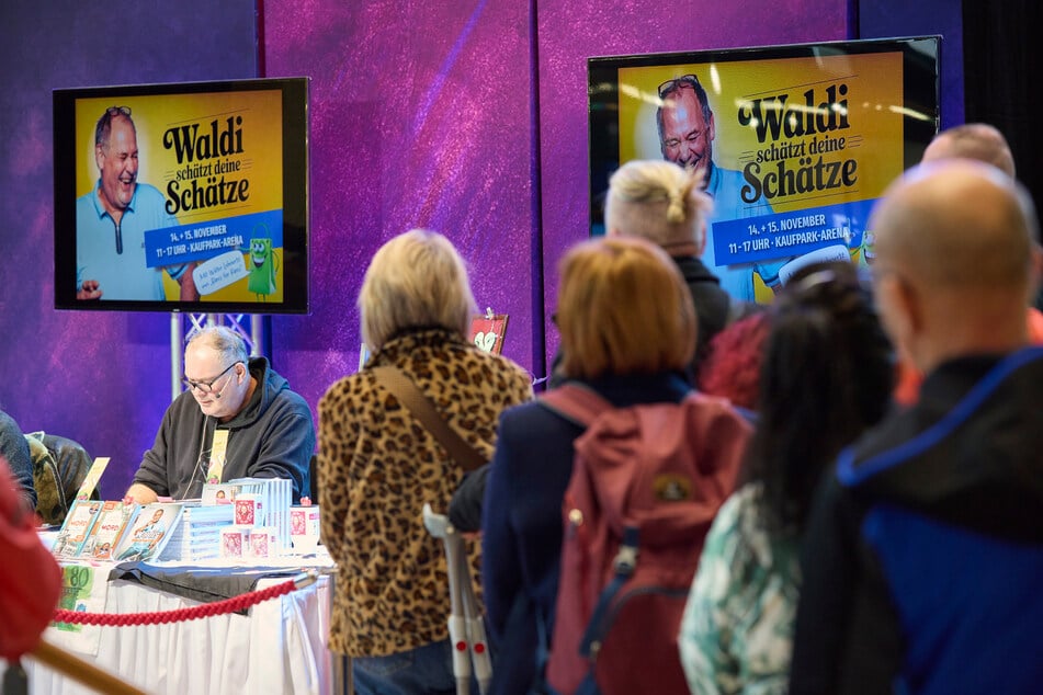 Die Dresdner stehen im Kaufpark Nickern Schlange, um ihre Schätze schätzen zu lassen.