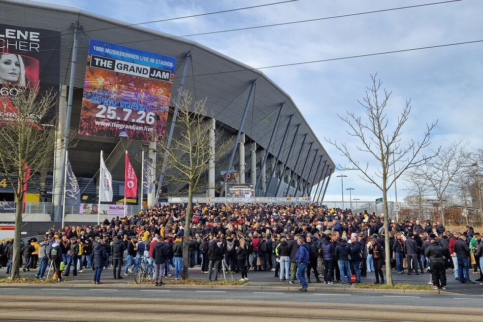 Gut zwei Stunden vor Spielbeginn ist vor dem K-Block schon "volle Hütte".