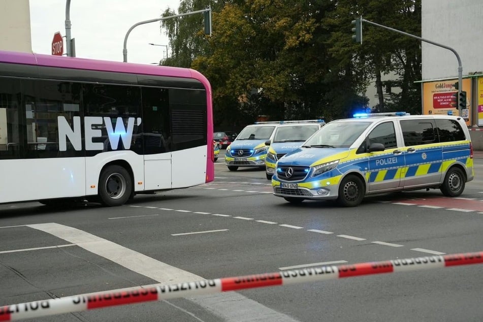 Ein Linienbus erfasste beim Abbiegen einen 16-jährigen Radfahrer, der dabei schwer verletzt wurde.