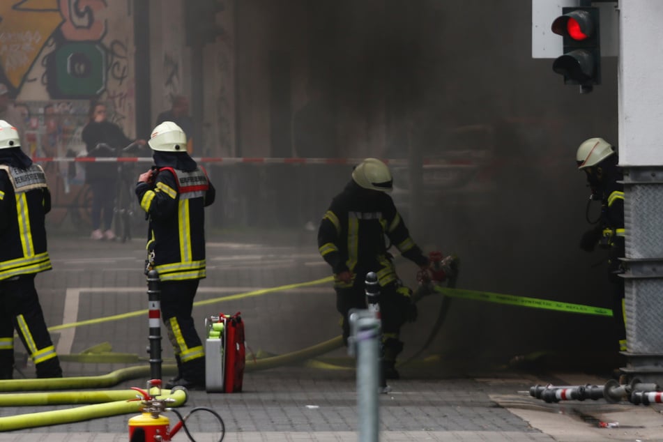 Durch den Brand des Motorrollers kam es in der Kölner Tiefgarage zu einer heftigen Rauchentwicklung.