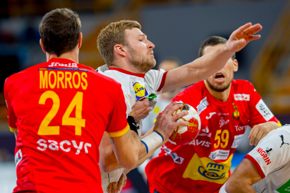 Philipp Weber (2.v.l) aus Deutschland muss sich gegen Viran Morros (l.) und Daniel Dujshebaev aus Spanien in Szene. Hinten kann Uwe Gensheimer nur zusehen.