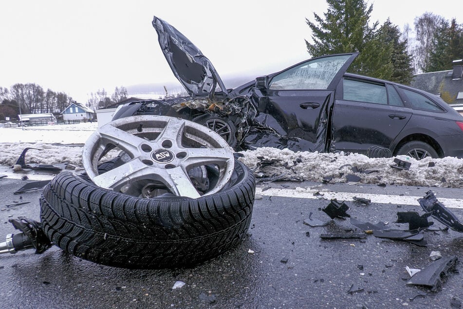 Die Autos landeten nach dem Zusammenstoß im Straßengraben.