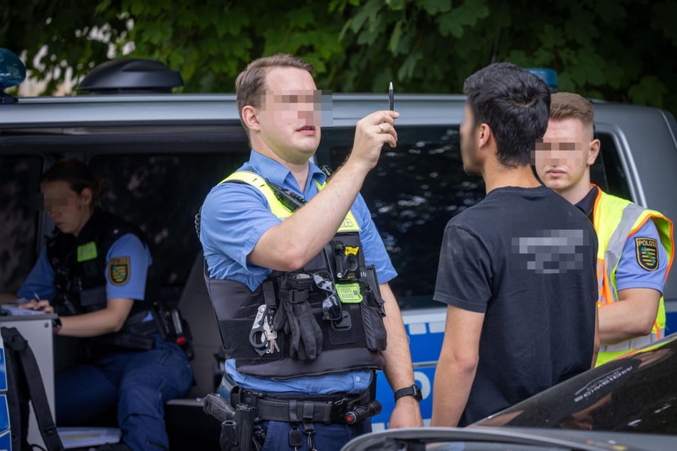 Bei der Drogenkontrolle wurden die Pupillen der Fahrer kontrolliert.
