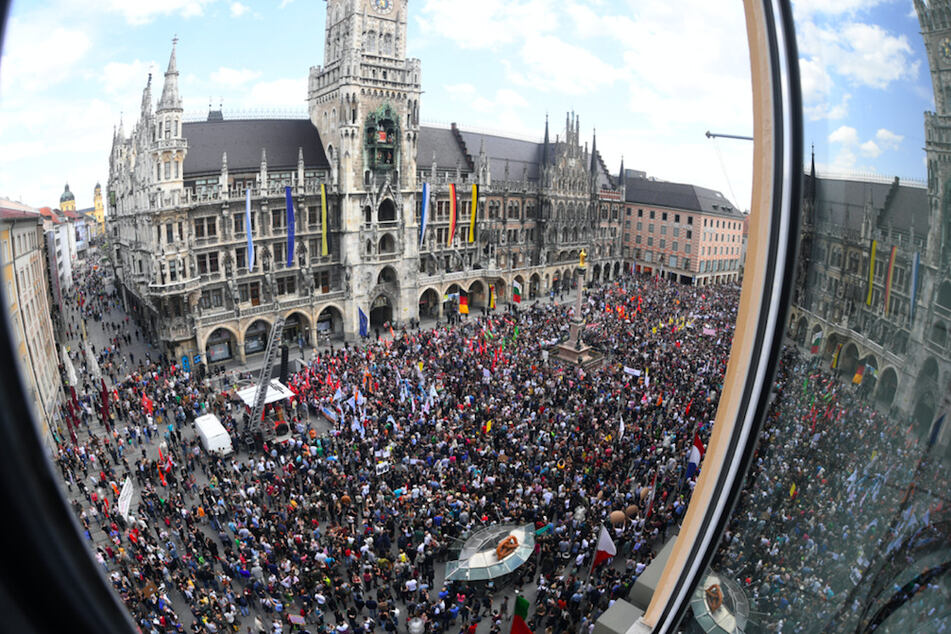 Demonstranten stehen bei einer Demonstration gegen das neue bayerische Polizeiaufgabengesetz (PAG) 2018 auf dem Marienplatz.