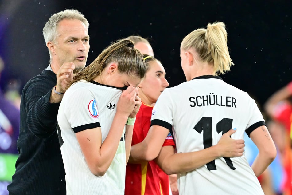 Christian Wück (l.) tröstet Jule Brand (2.v.l.) und Lea Schüller (r.) nach dem Abpfiff. Der EM-Traum ist für die DFB-Frauen ausgeträumt.