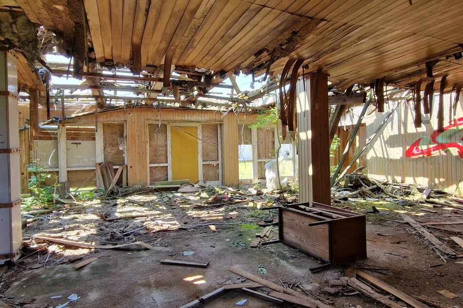 Aus den Reetdächern der acht Doppelbungalows wachsen Sträucher. Türen und Fenster sind zerstört.