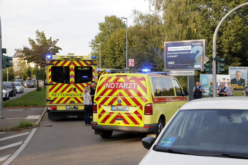 Mehrere Rettungswagen waren vor Ort: Der Fußgänger wurde schwer verletzt in ein Krankenhaus gebracht.