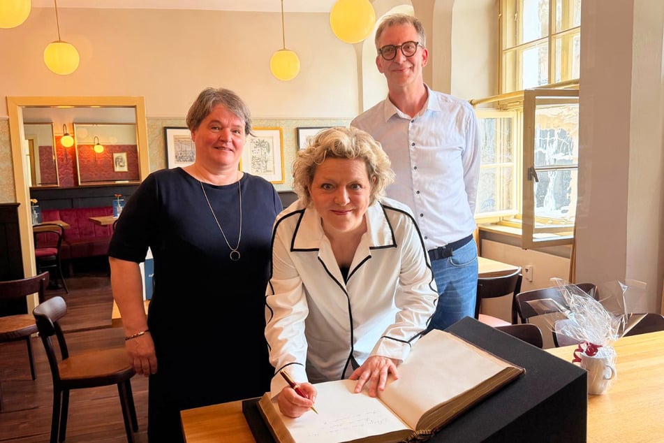Museums-Projektleiterin Maike Günther (l.) und "Coffe Baum"-Betreiber Sven Gerling haben nach einem Jahr Bilanz gezogen. Auch mit dabei: Kabarettistin Anke Geißler, die sich ins Gästebuch eintragen durfte.