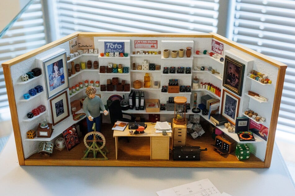 Gut sortierte Auslese: Original-Miniatur-Modell des Glogerschen Kinderzimmers mit jungem Sammler von 2013.