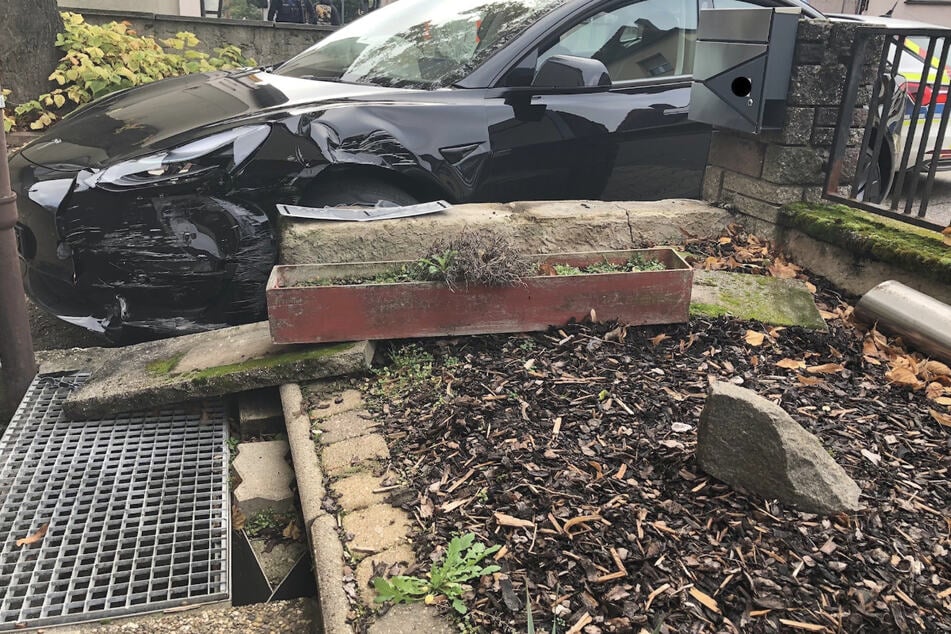 Der 31-Jährige hatte die Kontrolle über seinen Tesla verloren und war mit dem Auto in die Mauer einer Hofeinfahrt gekracht.