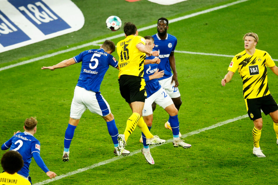 Mats Hummels (M.) traf per Kopf zum 3:0 für Borussia Dortmund gegen den FC Schalke 04. Es war sein erstes Derbytor im 19. Einsatz.