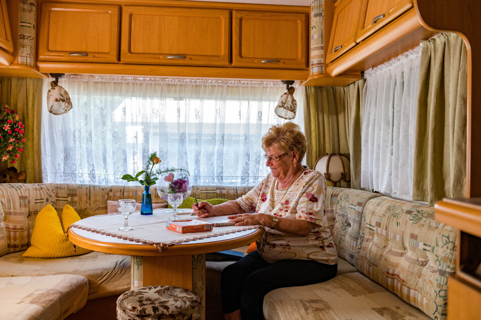 Blick in die gute Stube im Wohnwagen, wo die Seniorin gerne Kreuzworträtsel löst.