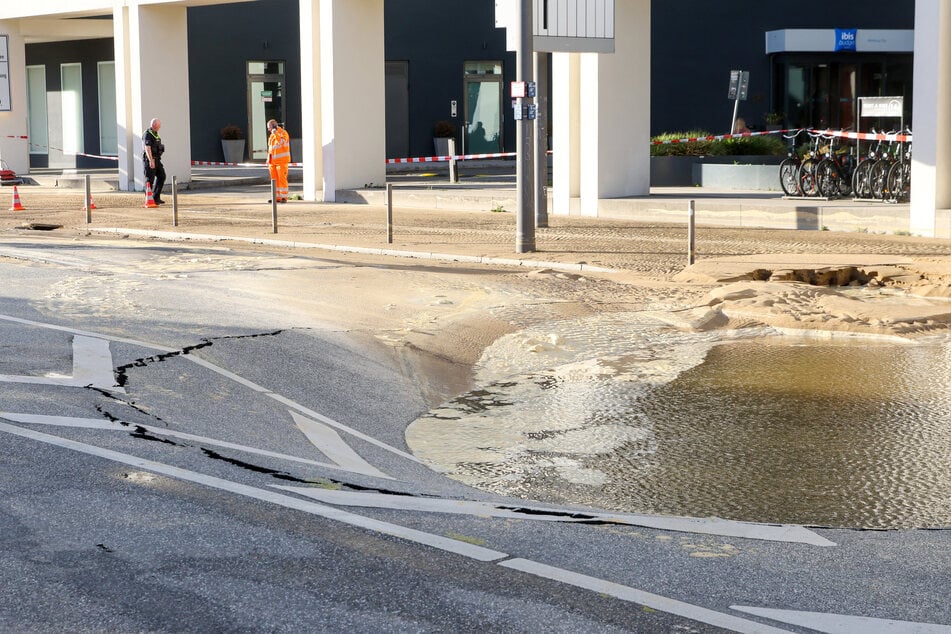 Nach Wasserrohrbrüchen am Mittwoch in Hamburg hatte es in Teilen der Stadt Probleme mit der Trinkwasserversorgung gegeben.