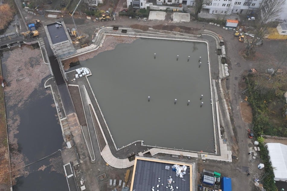 Am Freitag wurde das Hafenbecken langsam wieder mit Wasser gefüllt.