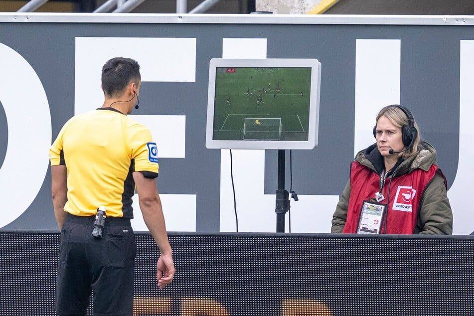 In der zweiten Runde des Pokals hat der Schiedsrichter noch keine Möglichkeit, sich die Szene noch einmal auf dem Bildschirm anzuschauen.
