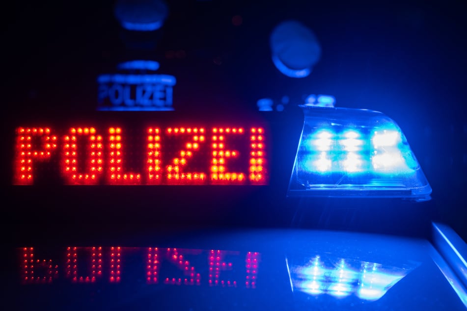 Weil die Feuerwehr löscht und die Autobahn säubern muss, kommt es zur Sperrung. (Symbolbild)