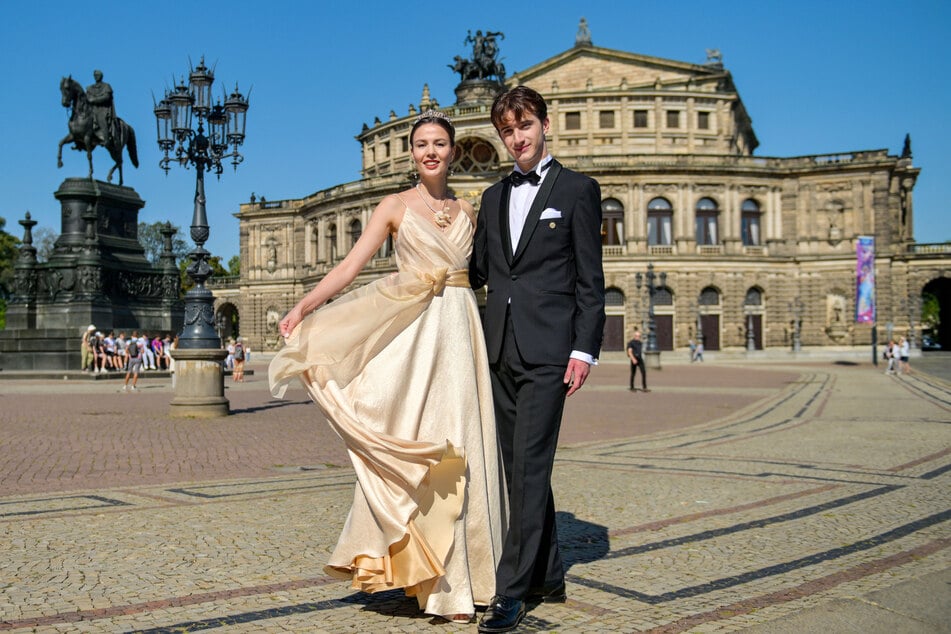 Das Tanzpaar Franziska Rose (l.) und Max Jeschke präsentiert das neue Debütanten-Kleid für den SemperOpernball 2025.