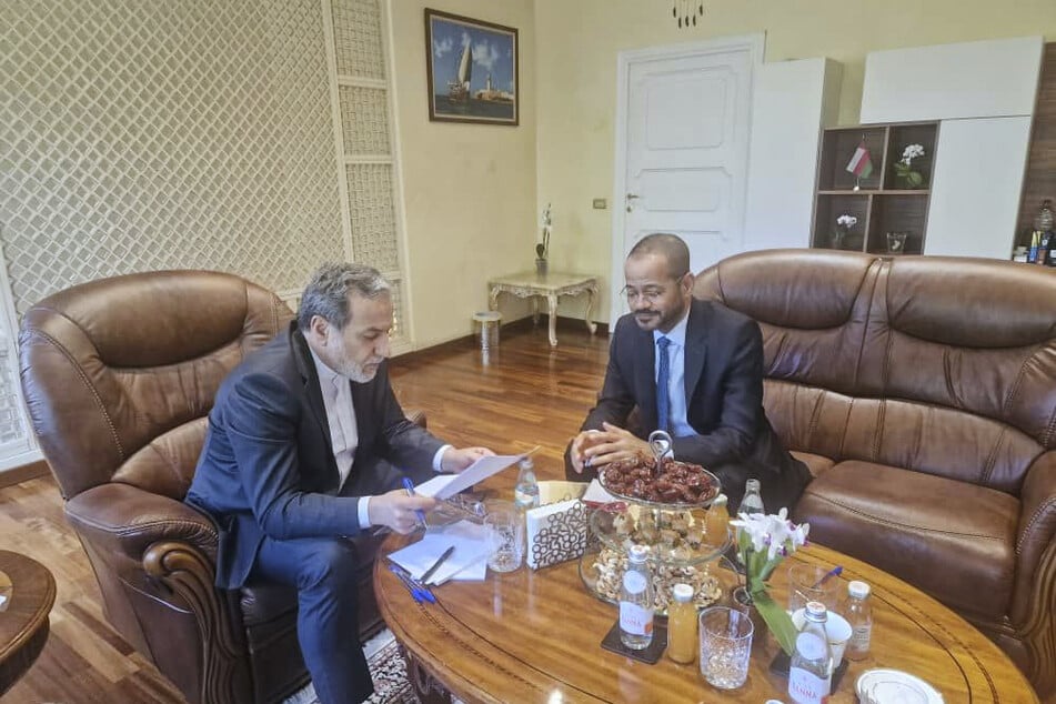 Auf diesem Foto liest der iranische Außenminister Abbas Araghtschi (l) bei einem Treffen mit seinem omanischen Amtskollegen Badr al-Busaidi. (Archivfoto)