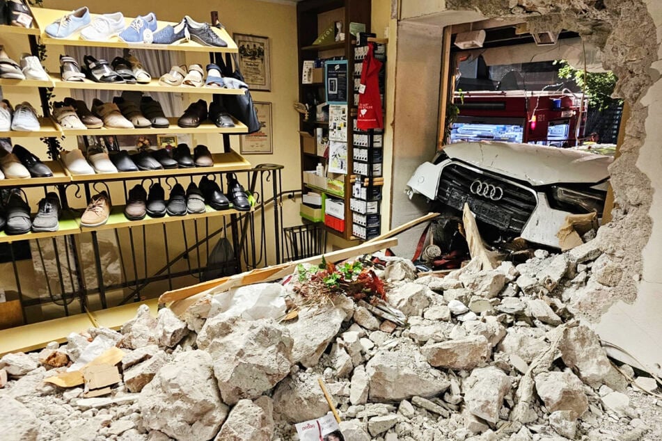 Auch das Gebäude, in dem sich ein Schuhgeschäft befindet, wurde durch den Unfall erheblich in Mitleidenschaft gezogen.