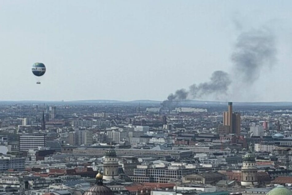 Berlin: Brand in Wilmersdorf: Schwarze Rauchwolke über Berlin