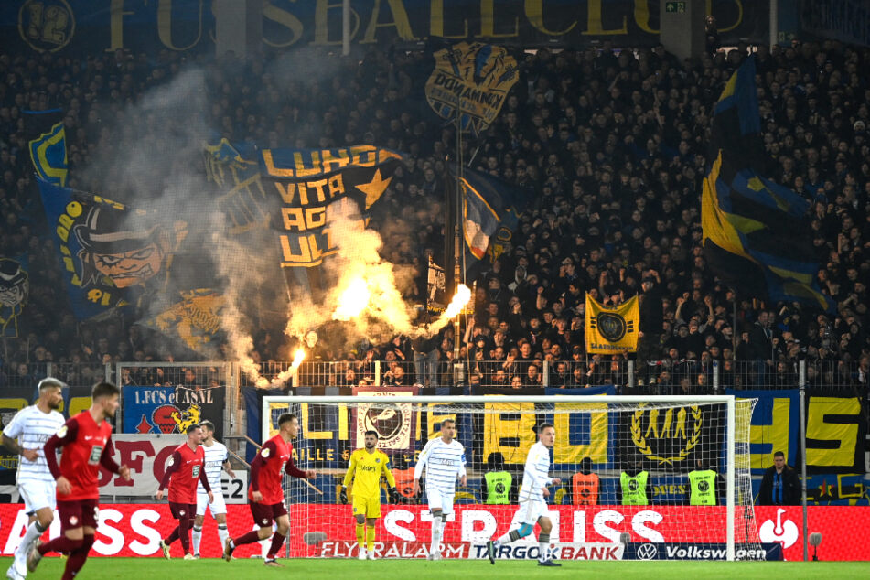 Die Fans von Saarbrücken zündeten vor und während des Spiels Pyrotechnik.